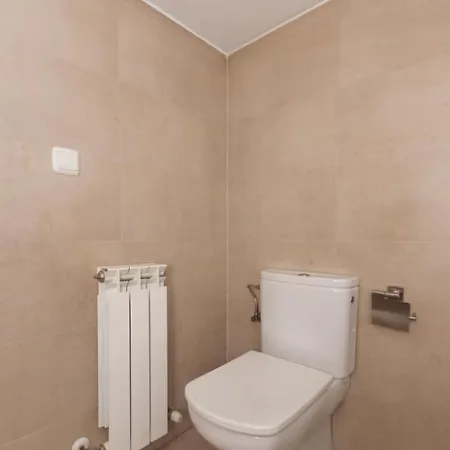 Ulia A - Local Rentss Apartment *